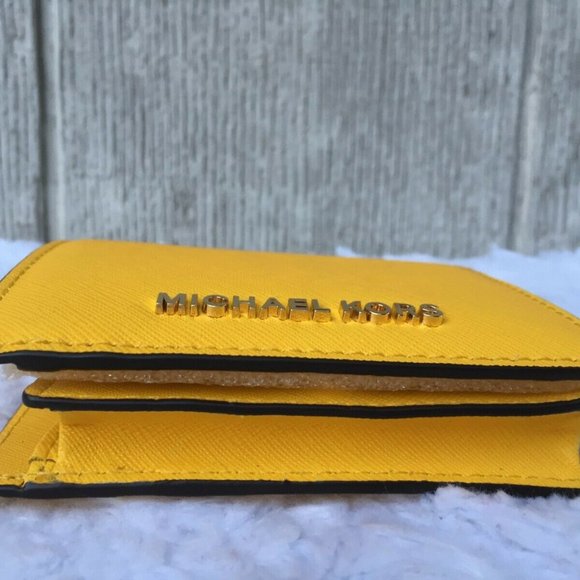 Used Authentic Micheal Kors Bifold Flap Card Id Saffiano Wallet - Picture 10 of 10